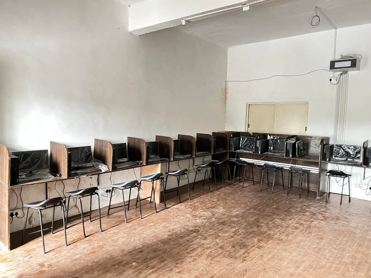 Computer lab with rows of workstations